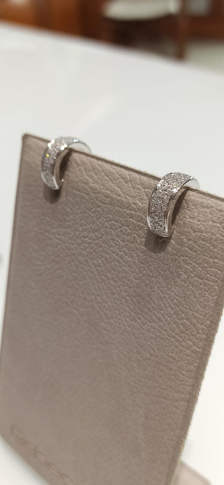 ORECCHINI A CERCHIO IN ORO BIANCO 18 CARATI CON PAVE' DI DIAMANTI NATURALI