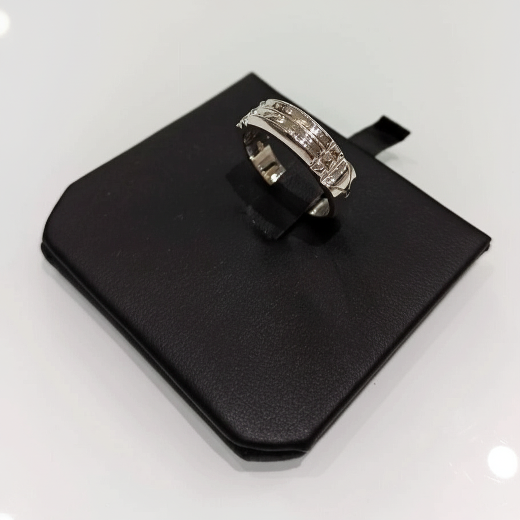 Anello in argento su espositore nero migliorato