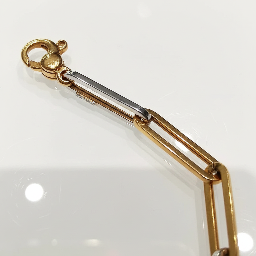 Dettaglio chiusura bracciale oro bicolore