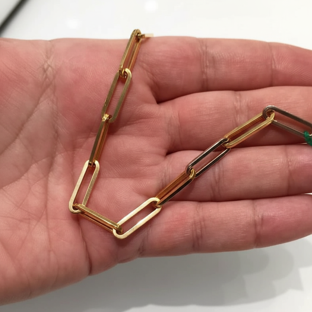 Bracciale in oro bicolore in mano