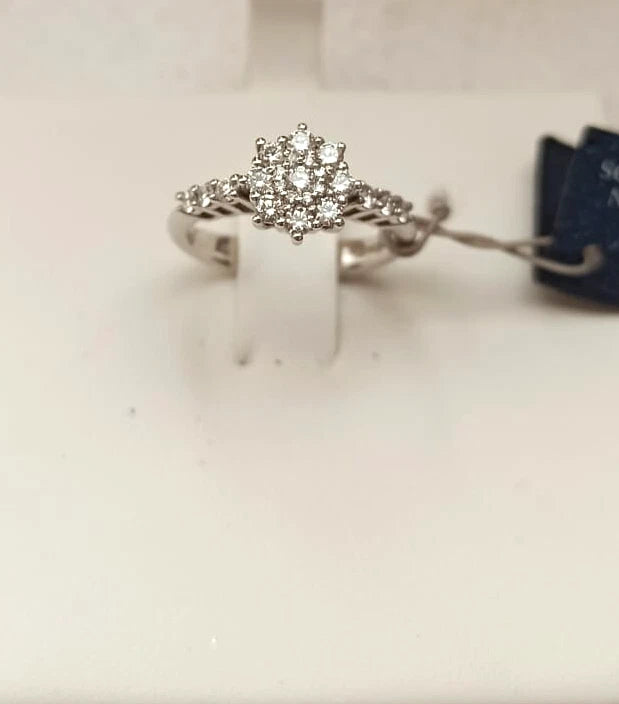 ANELLO IN ORO 18 KT CON MARGHERITA A PAVE' DI DIAMANTI E SEI DIAMANTI LATERALI