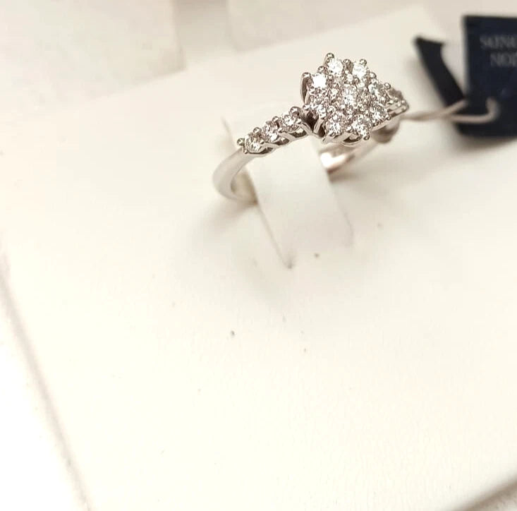 ANELLO IN ORO 18 KT CON MARGHERITA A PAVE' DI DIAMANTI E SEI DIAMANTI LATERALI