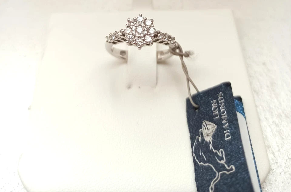 ANELLO IN ORO 18 KT CON MARGHERITA A PAVE' DI DIAMANTI E SEI DIAMANTI LATERALI