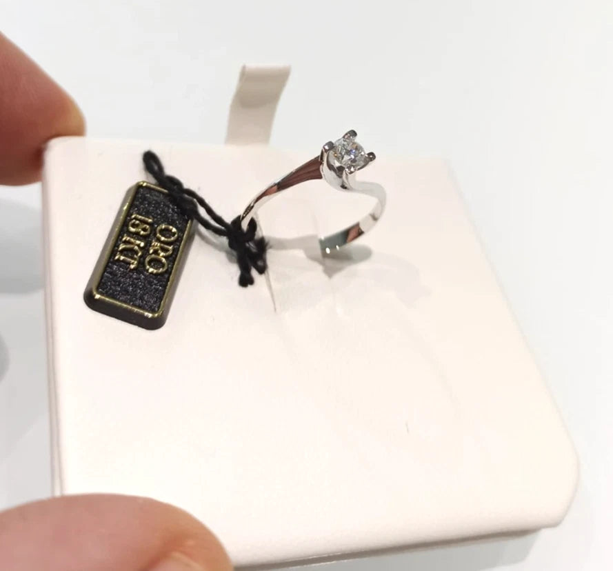 Anello solitario modello Valentino con Diamante naturale 0,30kt