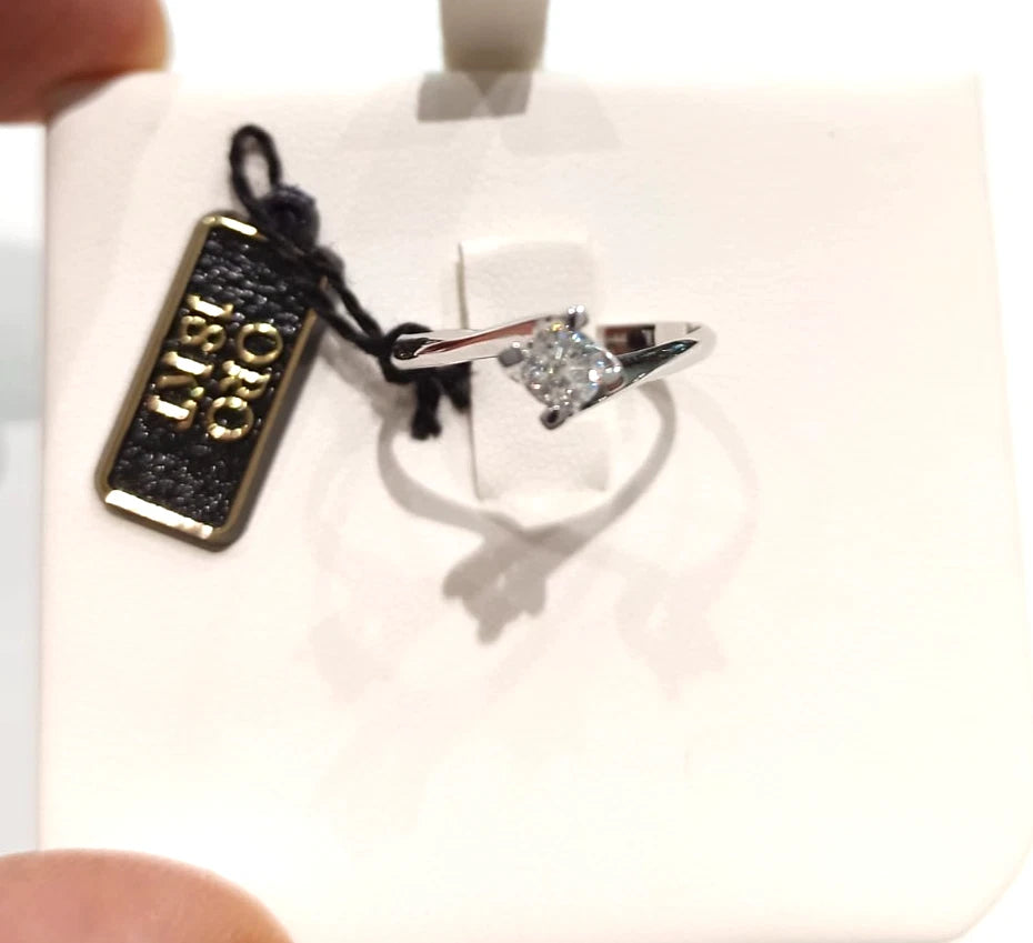 Anello solitario modello Valentino con Diamante naturale 0,30kt