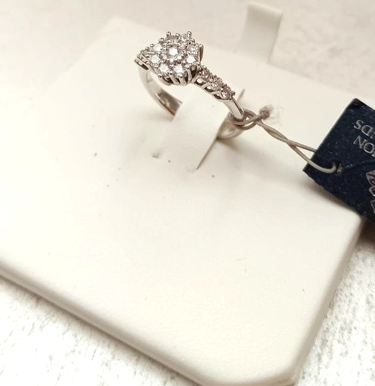 ANELLO IN ORO 18 KT CON MARGHERITA A PAVE' DI DIAMANTI E SEI DIAMANTI LATERALI